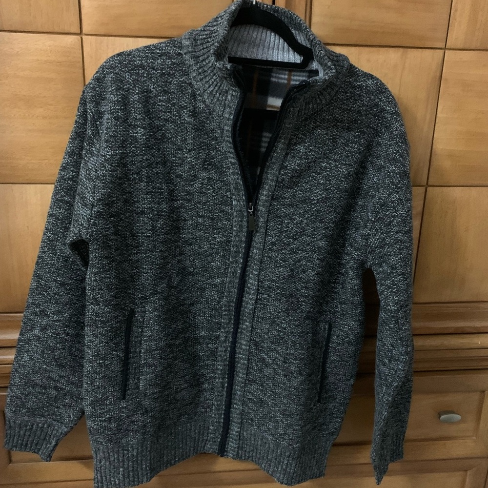 Men’s gray zip up sweater.Large fits like a medium